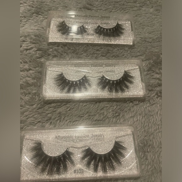 Butterfly Lashes - Picture 1 of 1